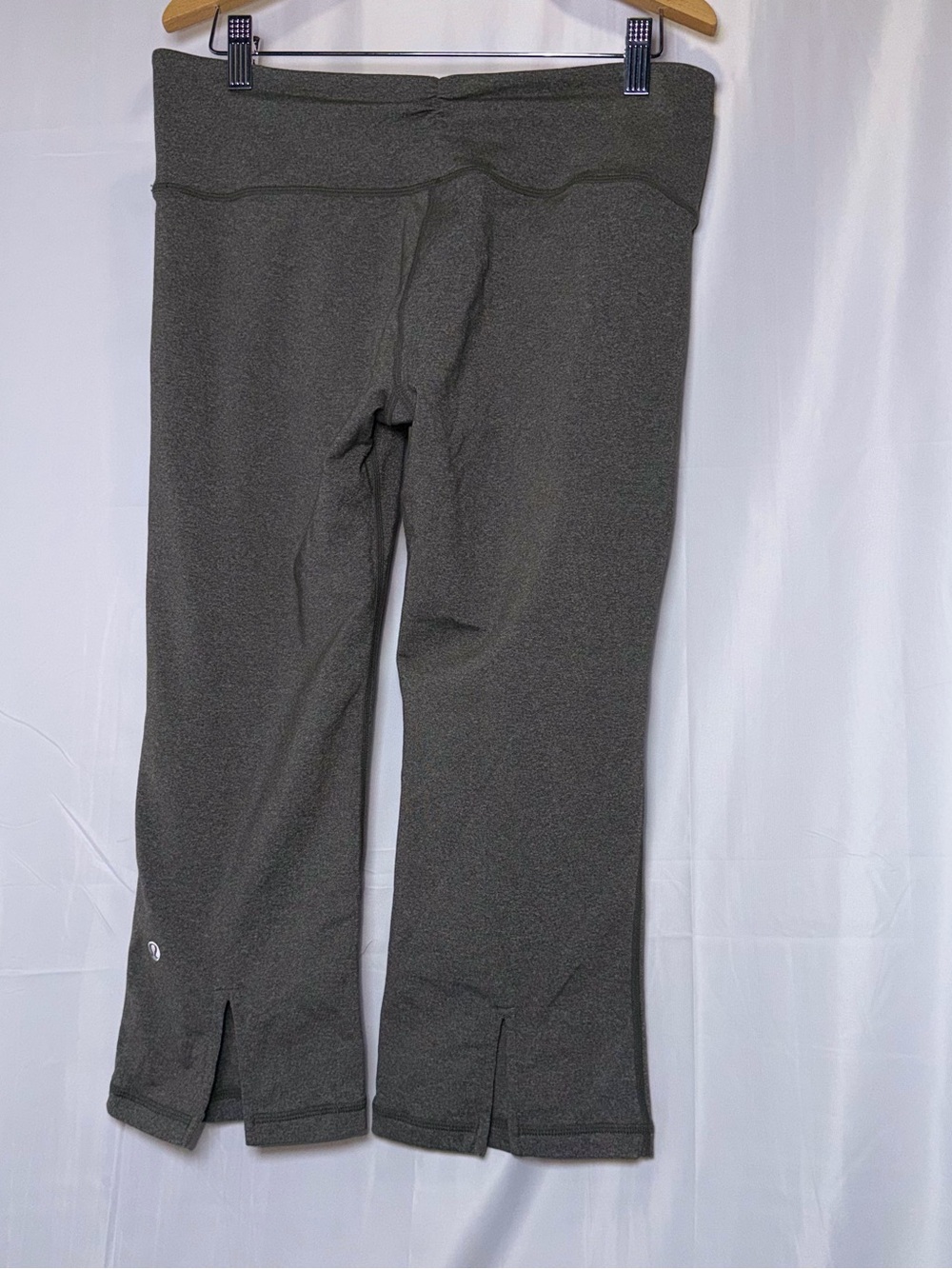 Lululemon Sage Grey Scrunch Split Hem Cropped High rise
Leggings Size 8